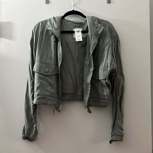 Abercrombie & Fitch Jackets & Blazers - New with tags Abercrombie utility cropped jacket. Perfect spring jacket
